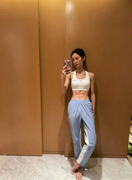 女明星身材也那么卷晒马甲线out了现在流行像金晨这样晒腹肌