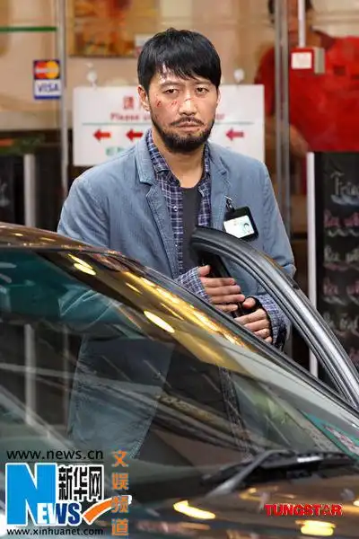 黎明颓废造型拍戏大汗淋漓 任贤齐片场庆生图