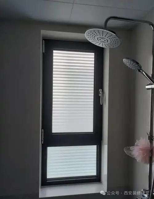 防水罗马帘用到卫生间,氛围以及颜值都有了,而且平面更好打理香格里拉