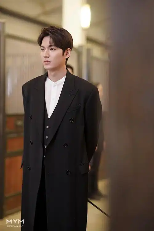 《the king:永远的君主》李敏镐高清剧照曝光 衮王气场全开引疯狂舔屏