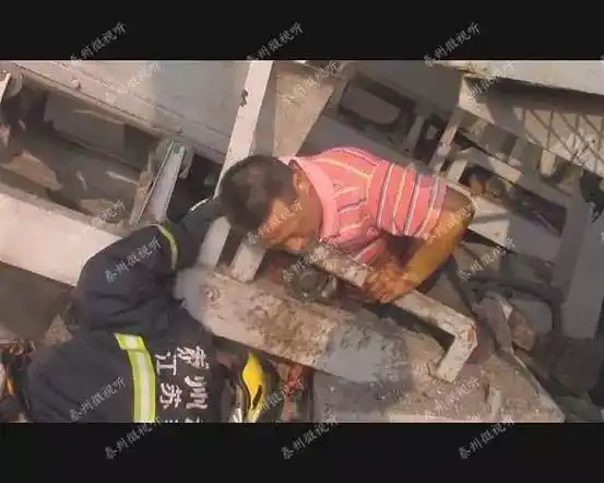 泰兴一男子修机器时右臂卷入搅拌机,断成两半,失血过多.