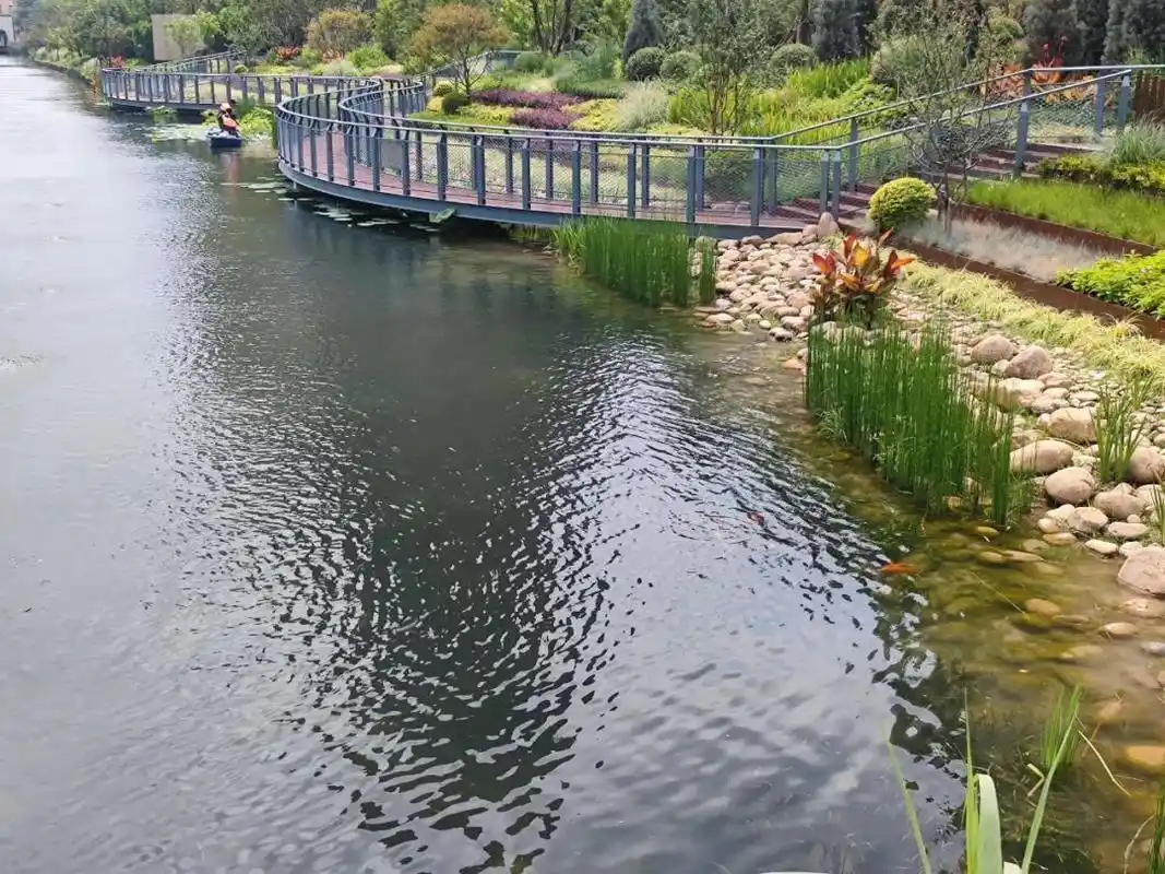 新建了河道亲水平台,对沿河绿化景观进行了改造,河道面貌又有了进一步