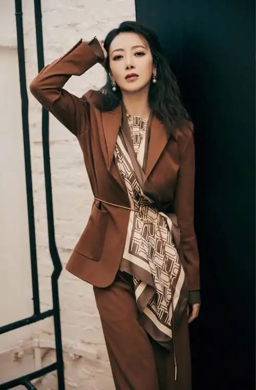 大号水蜜桃陈紫函放得开真空穿西装藏不住丰满凹凸感十足