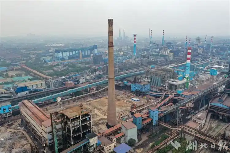 武钢有限炼铁厂三烧烟囱及厂房成功爆破
