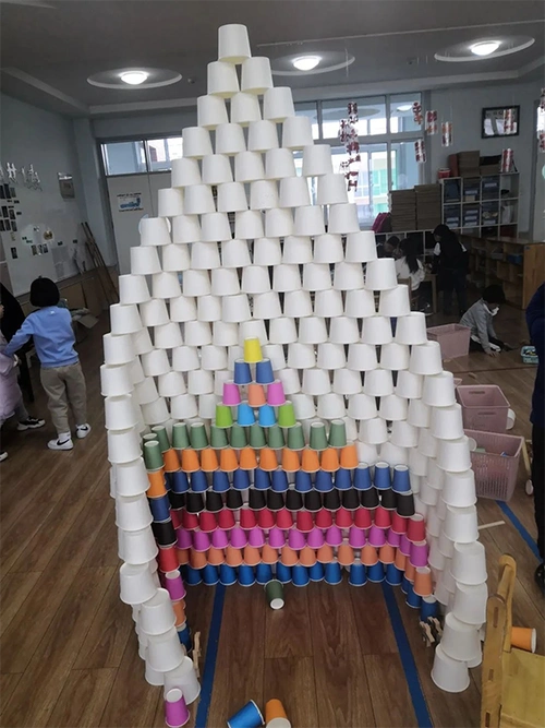 纸杯,纸碗投放到区域中,不断观察,追逐孩子们的兴趣,引领孩子们从搭建