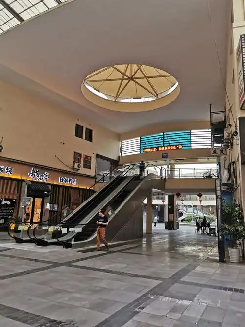 新地假日广场位于无锡新区行政审批中心这,很大很现代的假日广场,主要