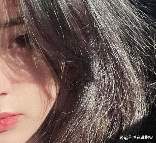 欧阳娜娜故意晒侧脸照和一年前差别巨大终于理解直男的审美