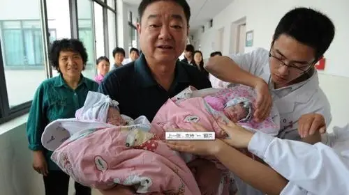 六旬失独老太做试管婴儿手术诞下双胞胎(组图)