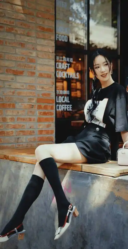 陈都灵黑色甜酷风,短袖t恤短裙配袜子,美腿吸睛_时尚_身材_经典