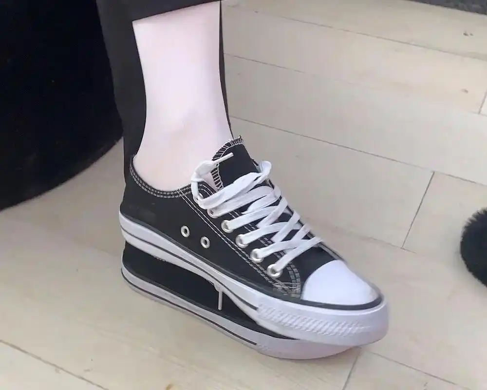 白色丝袜与帆布鞋