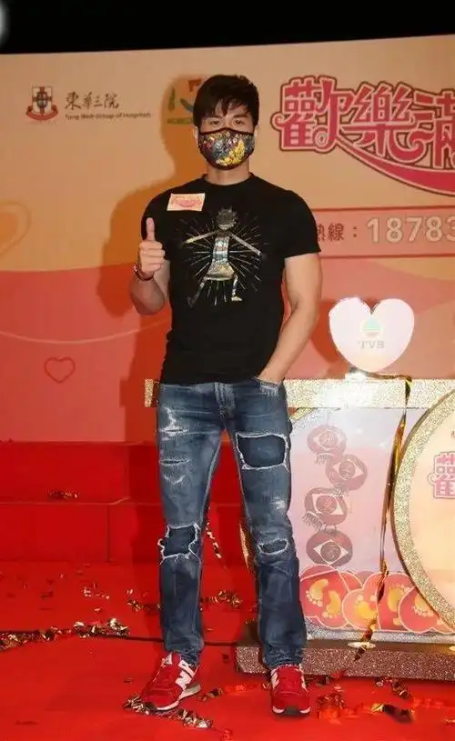 伍允龙滞留美国8个月戴住口罩畀人望