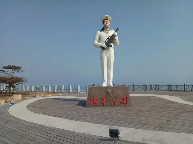 写美篇      黄岛幸福港湾宾馆位于青岛市黄岛区古镇口军民融合创新