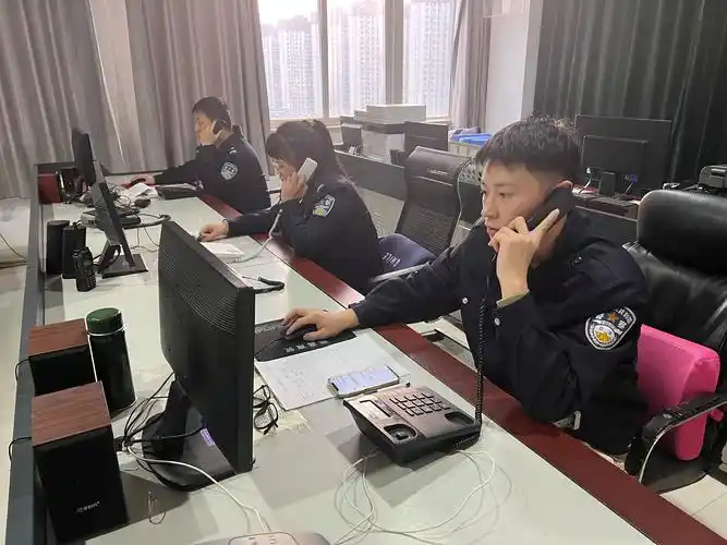 谁说站在光里的才算是英雄记内黄县公安局110接警中心民警苏莉