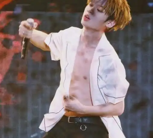 蔡徐坤的另一面,大秀健身肌肉照,素颜出镜显阳刚之气_网易订阅