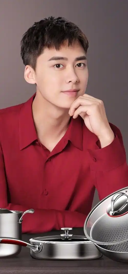 哇塞李易峰又是红色