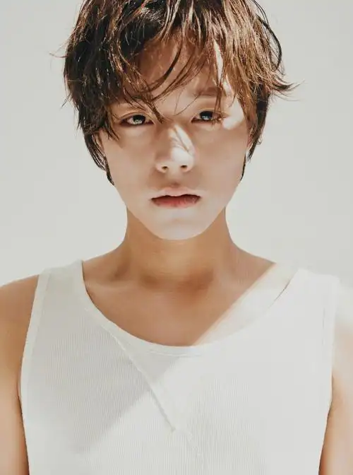 简介:朴志训韩系美少年画报写真图片,分享一组朴志训图片给大家,图中