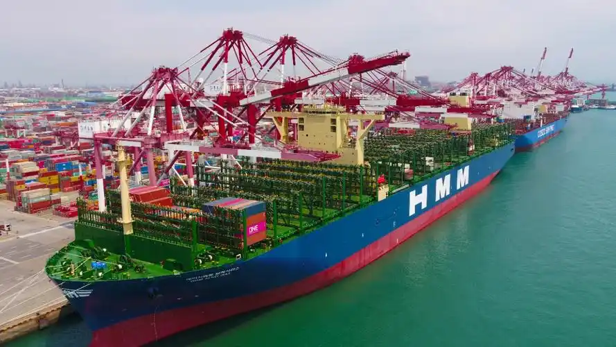 全球首艘最大集装箱班轮青岛首航 山东港口集装箱业务迈入"大船时代"