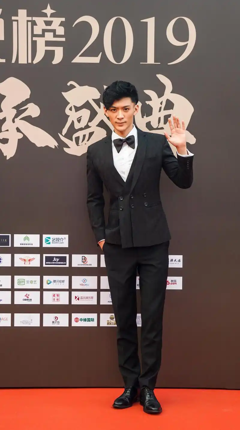 演员刘思博获2019中国星锐榜未来之星新作品那时风华备受期待