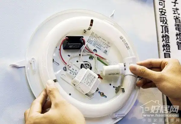 ③取一全新的环形灯管(推荐:飞利浦环形灯管好不好)卡入金属固定环.