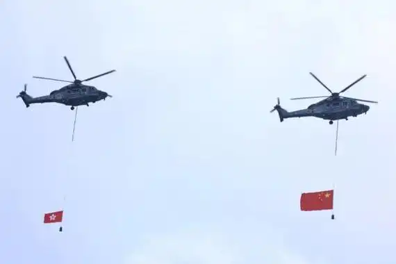 部队组成的护旗队伍护送中华人民共和国国旗和澳门特别行政区区旗进场