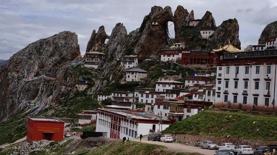 其它 川藏之行(三十六:孜珠寺) 写美篇第二座山峰中,坐落着新修的经堂