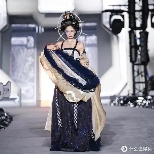 广寒宫,桂花,云纹等传统元素,又有星球等现代元素点缀,赛伯朋克风汉服