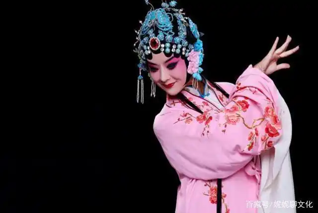 戏曲动作包括唱念做打,人们通常把它叫做"四功",这是衡量一个戏曲演员