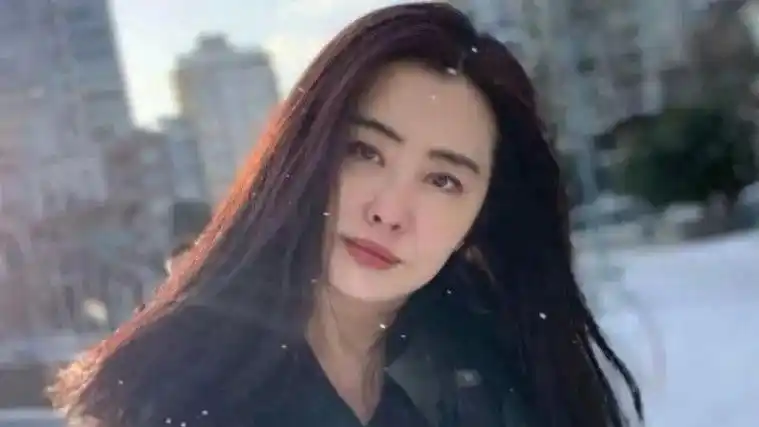 57 岁王祖贤在温哥华寺庙修行七天,1 米 73 身高鹤立鸡群