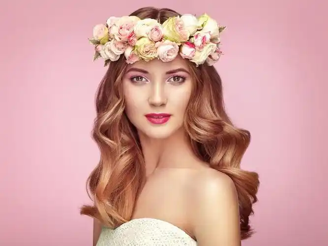 美丽的金发女人头上戴花环