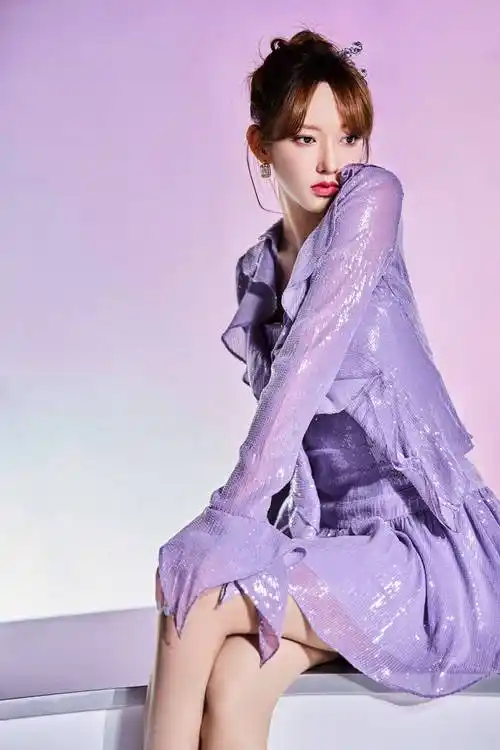 程潇紫色连衣裙大长腿高跟鞋写真_高度_身材_皮肤