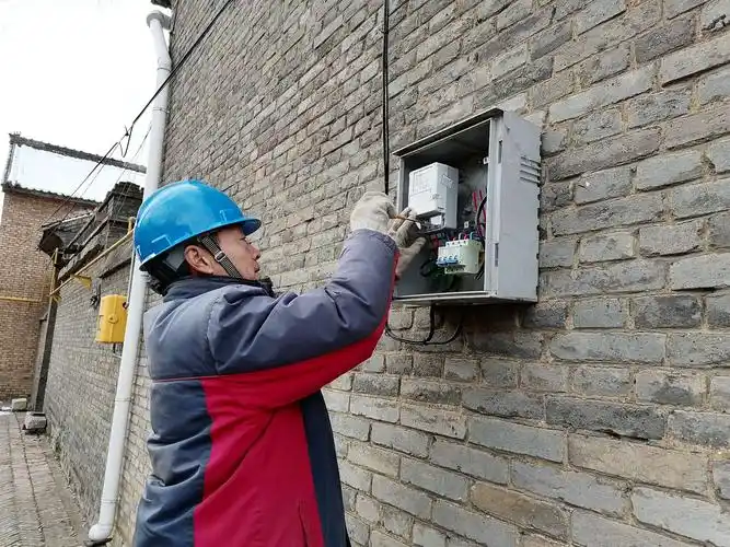 荫城镇供电所为郭良台区铁塔公司5g基站装表接电.(韩建胜摄)