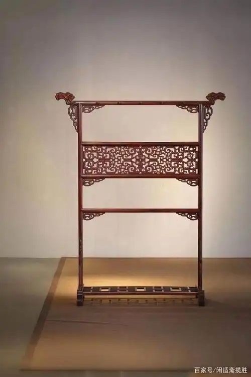精美绝伦,大红酸枝,明式透雕夔龙纹衣架