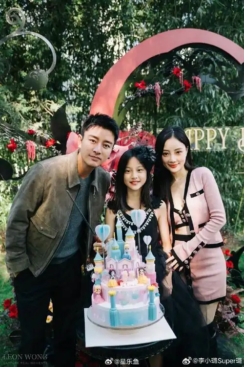 李小璐晒一家三口合照##李小璐贾乃亮一起为甜馨庆生