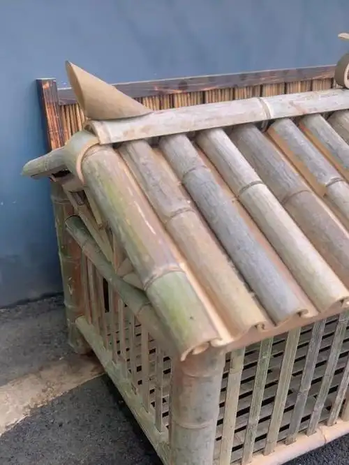 师傅用竹子制作的鸡笼,造型相当的漂亮,屋顶还能防雨呢