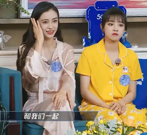 baby宋雨琦穿睡衣出场,镜头拍到两人的拖鞋,是女神和女孩的区别