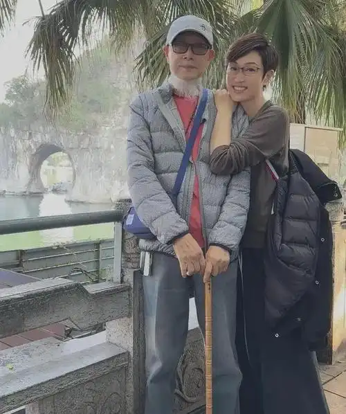 陈法蓉携年迈老父亲游桂林,不愧是当年短发女神,父女俩状态真好