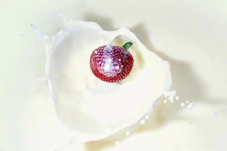 掉进牛奶的草莓图片水果草莓牛奶飞溅高速摄影