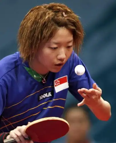 图文-女乒团体中国队摘金 李佳薇发球小心翼翼