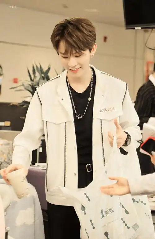 陈俊宇今天也是稳定输出颜值的一天