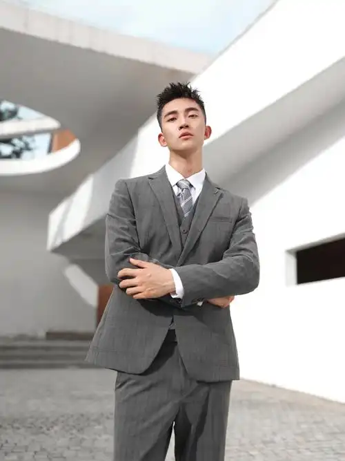 感从穿搭开始搭了套利郎的条纹灰色西装三件套9599全身灰色为主调