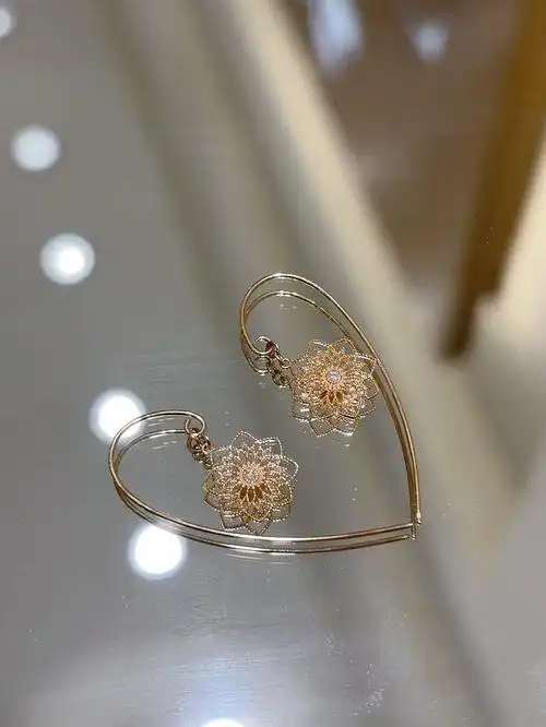 美丽的山茶花耳环