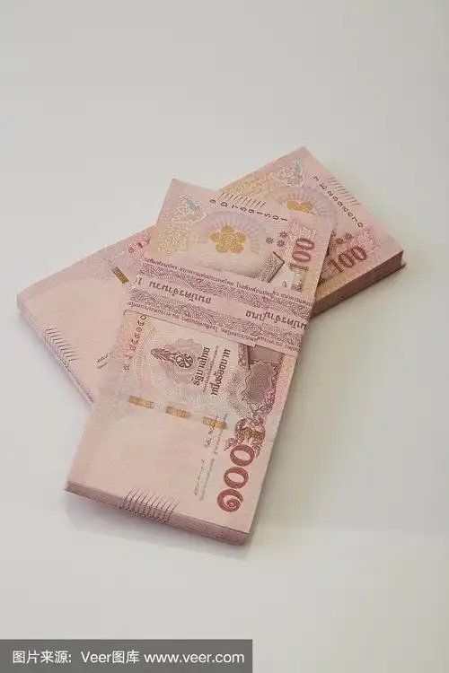 100泰铢的泰国钞票孤立在白色背景上