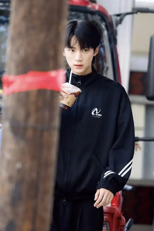 周翊然运动风造型