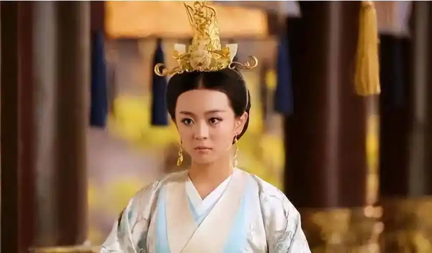 57年发现9岁女孩墓葬,棺盖上书开者即死,专家冒险打开结果如何