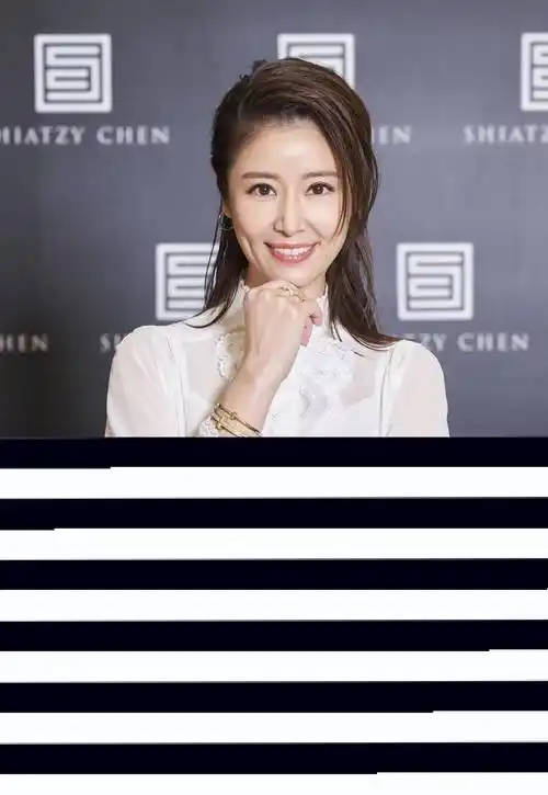 原创44岁林心如亮相慈善会大红色腰封勒小蛮腰同龄人看了都自卑