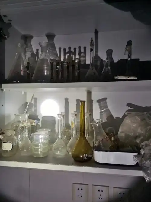 废弃化学实验室