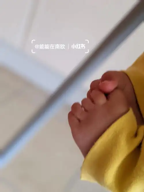 灵活的小脚脚小婴儿紧张到脚趾抠地