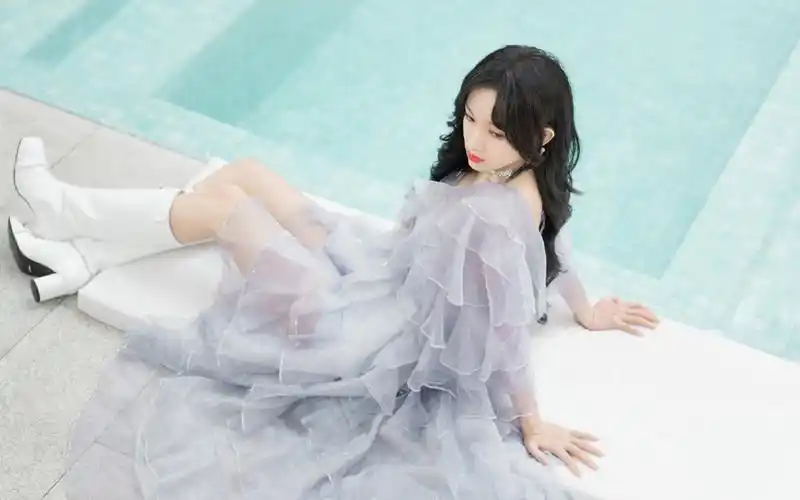 程潇云朵裙仙气高清桌面壁纸