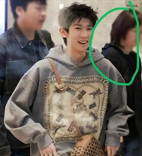 只是无稽之谈,从照片来看,王源经纪人的年龄估计和他妈差不多大小了