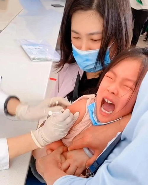 女儿打针前哭天喊地,扎进去的那一刻"瞬间安静",网友:同款娃_孩子